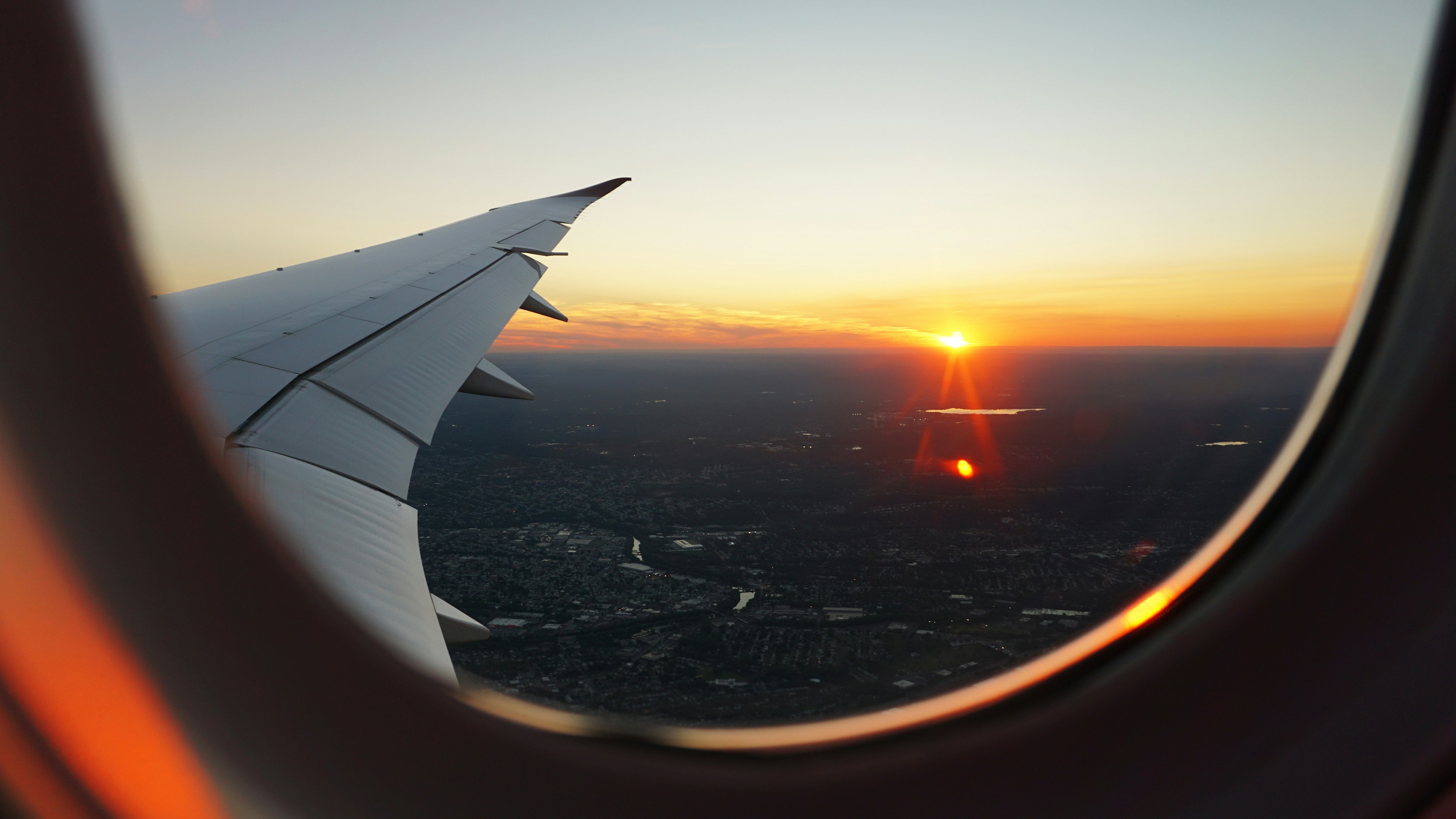 Vista desde la ventana del avión al atardecer