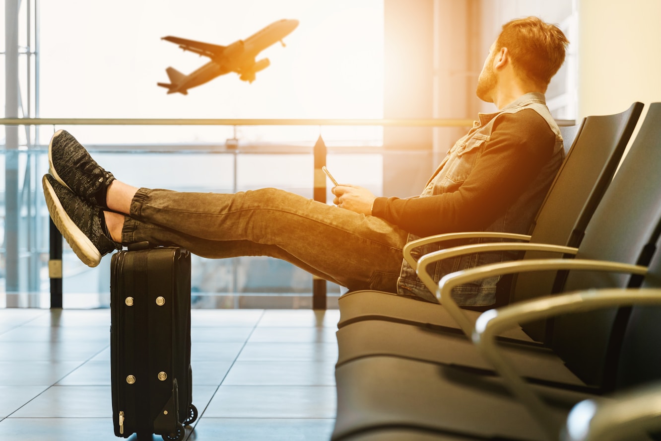Viajero esperando su vuelo en el aeropuerto